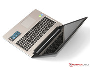 ...misst das Notebook nur 2,1 Zentimeter Dicke...