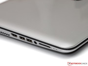 Farblich wurde das Gehäuse in Schwarz und Silber gehalten, ...