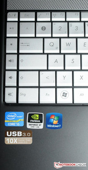 Gleich zwei USB 3.0 Ports hat das Multimedia-Notebook zu bieten.