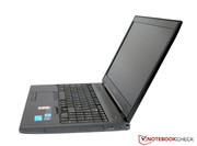 Das Notebook bringt ein Gewicht von fast 2,7 kg mit sich.