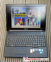 Dank dem entspiegelten Display und der hohen Helligkeit eignet sich das Samsung Notebook der Serie 4 gut für den Außeneinsatz.