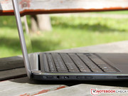 und ist auch ein wenig dicker als ein normales Ultrabook.