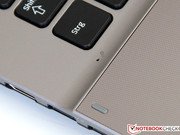 Anstelle des dumpfen Mikrofons sollte der Käufer besser ein externes Headset einsetzen.