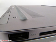 Das Inspiron 14 sollte daher tunlichst auf einer festen Oberfläche und nicht auf einer Bettdecke genutzt werden um für frische Luft zu sorgen..