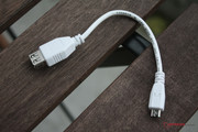 Mit diesem Kabel lassen sich auch Geräte mit normalem USB-Stecker an den Micro USB-Port am Tablet anschließen.