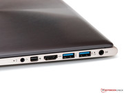 ...umfasst unter anderem drei USB-Ports, ...