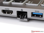 Durch das kompakte Gehäuse muss der LAN-Port erst herausgeklappt werden, zudem...