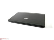 Das Äußere ist zurückhaltend gestaltet und kommt im soliden Schwarz.