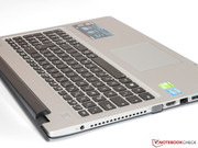 Die Chiclet-Tastatur samt Ziffernblock wurde nahtlos in das Gehäuse integriert, ...