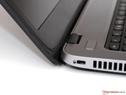 Der maximale Öffnungswinkel des Bildschirms liegt bei etwa 130 Grad.