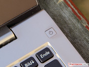 Im Betrieb leuchtet der Power-Knopf in dezentem Weiß, ...