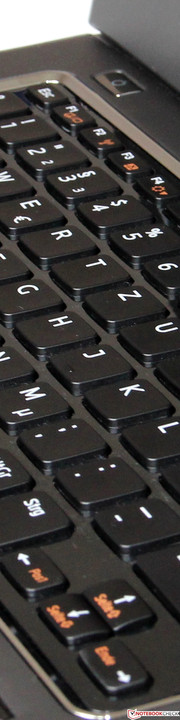 Leider biegt sich die Tastatur besonders rechts stark durch, was das Schreibgefühl etwas beeinträchtigt.