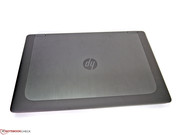 Der Displaydeckel ist zweifarbig ausgeführt und unterteilt sich...