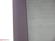 ...in einen gummierten Griffbereich und gebürstetes Metall.