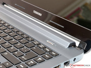 An der Rückseite wird der schmale Akku eingesteckt, ...