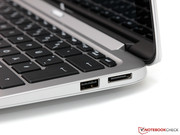 Neben gleich zwei Kartenlesern stehen dem Anwender auch zwei USB-2.0-Ports...