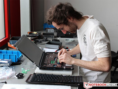 Mit Fingerspitzengefühl wird das Barebone nun bestückt.