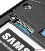 Im Anschluss kann eine maximal 64 GB große MicroSD-Karte...