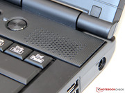 Während die schwachen Lautsprecher nur eine Notlösung darstellen, ...