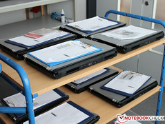 Der Zusammenbau ist abgeschlossen, doch fertig sind diese Notebooks noch lange nicht: