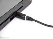 Das Netzkabel steht starr nach hinten ab.