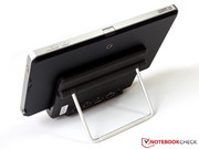 und auf Wunsch das Tablet aufnimmt.