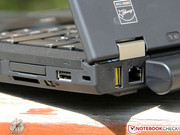 besonders breite Sticks finden nur an den USB-2.0-Anschlüssen Platz.