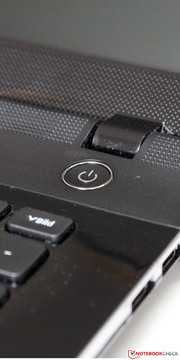 sowie der beleuchtete Power-Knopf lassen den Betrieb erkennen.