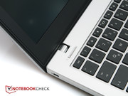 Die Scharniere halten das Display sicher an Ort und Stelle.