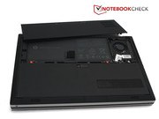 Die erste Klappe öffnet man ohne Schrauben über einen Verschluss.