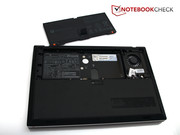 Für die zweite Klappe braucht man dann doch einen Schraubendreher.