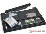 Über eine Klappe erhält man Zugriff auf Festplatte, Arbeitsspeicher und WLAN Modul.