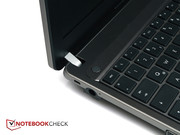 Die Kunststoffscharniere sind gut eingestellt und verhindern großartiges Nachwippen.