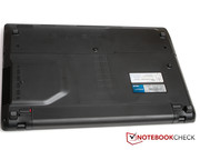 Die Klappe auf der Rückseite lässt sich über zwei Schrauben lösen.