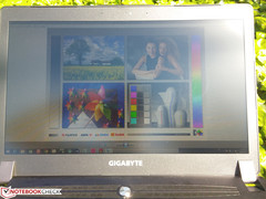 Das helle und matte Display hilft im Freien nur wenig.