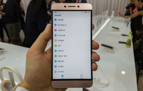 Das Le 2 Max in den Händen eines Anandtech Kollegen