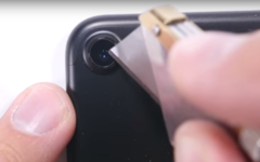 Apple&#039;s iPhone 7 wird gleich am ersten Verkaufswochenende mutwillig beschädigt.