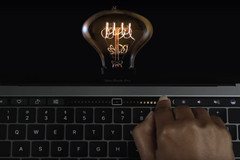 Die neue Touch-Leiste im MacBook Pro wird im Apple Spot auf eine Ebene mit wichtigen Innovationen der Menschheitsgeschichte gestellt. 