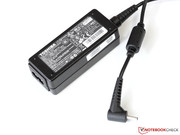 Das mitgelieferte 36-Watt-Netzteil...