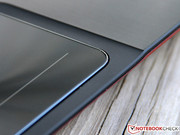 Eine glänzende Metalleinfassung ziert das Touchpad.