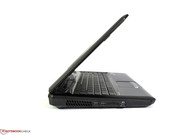 Das Gehäuse ist groß und schwer, in weiten Teilen aber auch stabil.