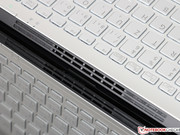 ...dessen Abluft zwischen Tastatur und Display ausströmt.