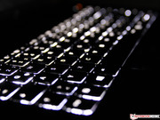 ...nachts beleuchten LEDs das Keyboard.