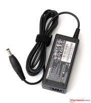 Die Stromversorgung übernimmt ein kompaktes Netzteil...