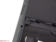 Der restliche Unterboden ist mit zwei Schrauben gesichert.