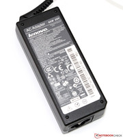 Ein 65-Watt-Netzteil übernimmt die Energieversorgung.