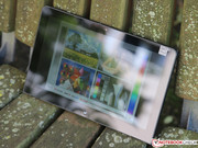 Tablettypisch ist das Display verspiegelt, ...