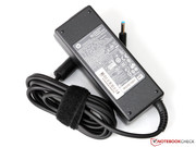 Zum Lieferumfang gehört ein kompaktes 90-Watt-Netzteil, ...