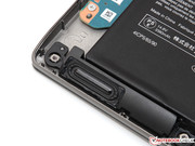 Im Inneren entdeckt man die beiden Stereolautsprecher, ...