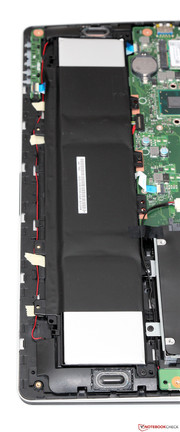 Ein integrierter 44-Wh-Akku sorgt für bis zu 7 Stunden Laufzeit.